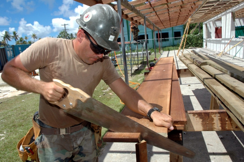 menuisier-LA PENNE-min_worker_construction_building_carpenter_male_job_build_helmet-893290